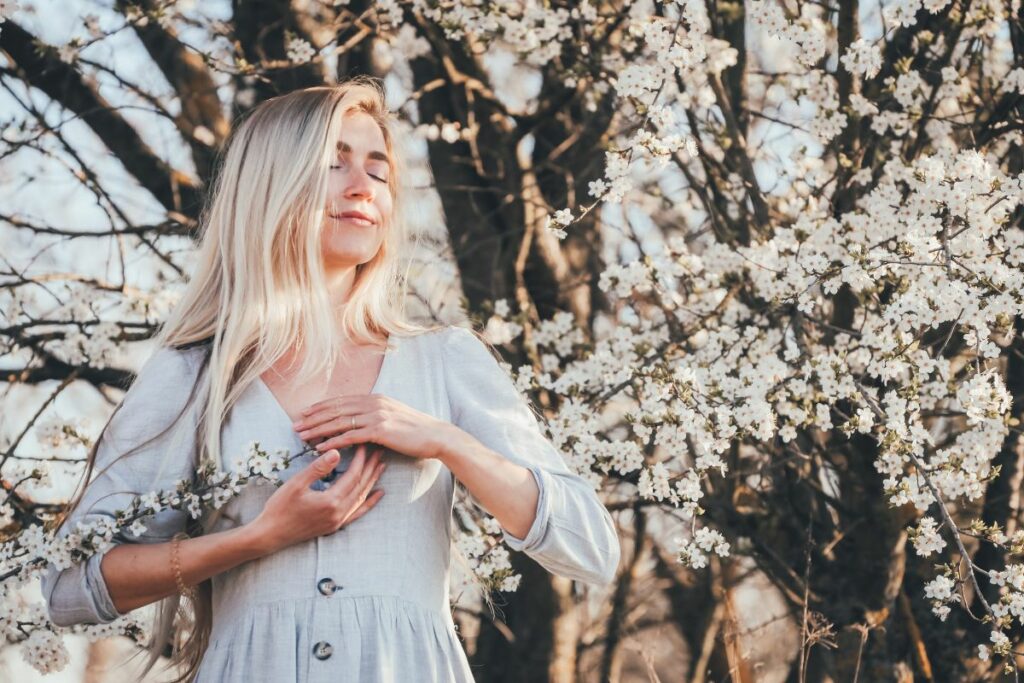 Breathwork Frau im Frühling